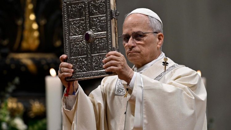 El Papa presenta el Libro de los Evangelios a los fieles presentes en la Misa en la Bas&iacute;lica de San Pedro