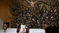 In der Audienzhalle des Vatikan: Eine riesenhafte Bronze-Darstellung des auferstandenen Christus