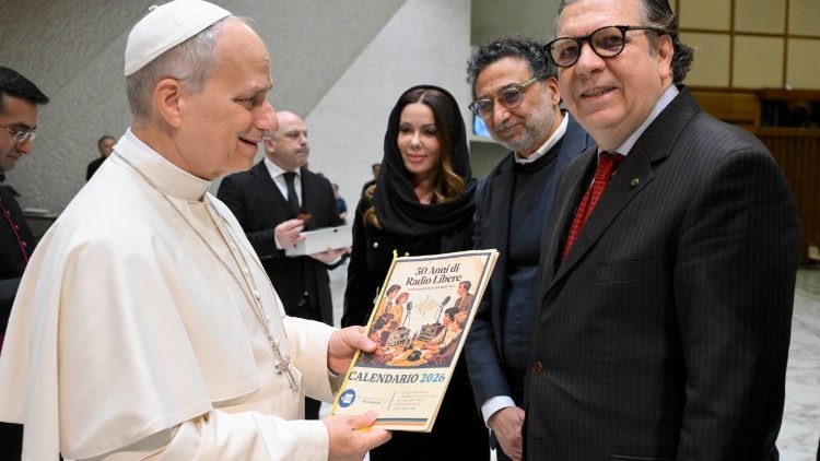 La consegna al Papa il calendario dell'associazione “Giornalisti 2.0” 