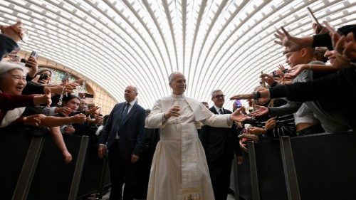 Paavi: Raamattu kirkastaa Kristusta ja kutsuu meidät dialogiin Jumalan kanssa