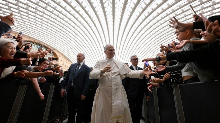 Paavi: Raamattu kirkastaa Kristusta ja kutsuu meidät dialogiin Jumalan kanssa