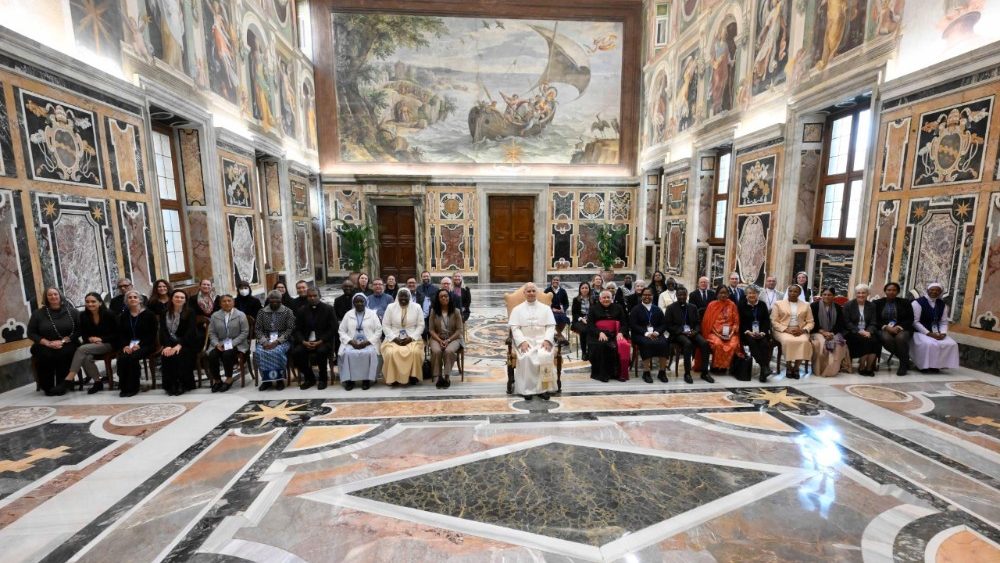  El Papa con el comité directivo de la organización «From Crisis to Care: Catholic Action for Children»