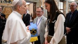 അംഗങ്ങൾക്കൊപ്പം പാപ്പാ 