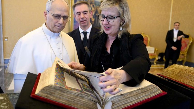 Leon XIV jest dopiero czwartym papieżem, który miał możliwość dotknięcia Biblii Borso d'Este, arcydzieła sztuki iluminatorskiej