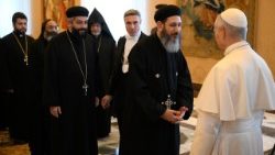 Le pape saluant des prêtres et moines des Églises orthodoxes orientales, le 5 février.