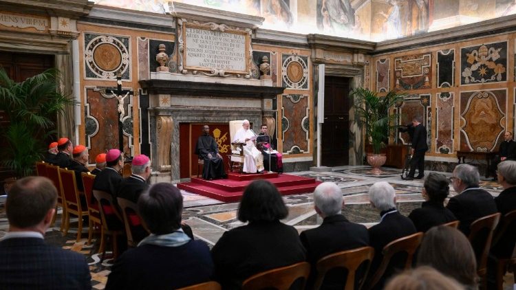 Папата с Ведомството за семейството, миряните и живота