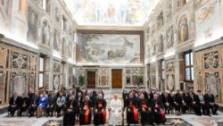 സമ്മേളനത്തിൽ സംബന്ധിച്ചവർക്കൊപ്പം പാപ്പാ 