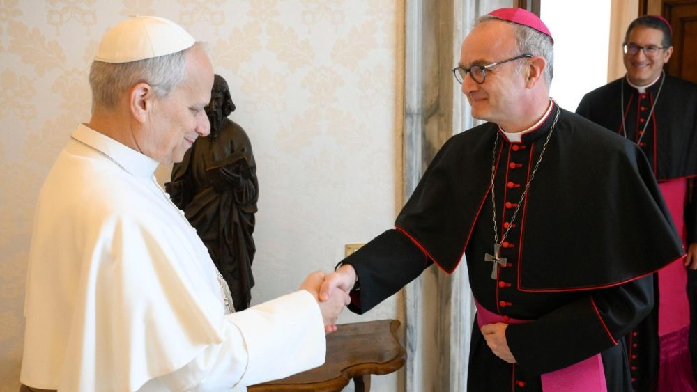 La Leon al XIV-lea, președintele și secretarul Comisiei pontificale pentru ocrotirea minorilor, monseniorii Thibault Verny, respectiv, Luis Manuel Ali Herrera