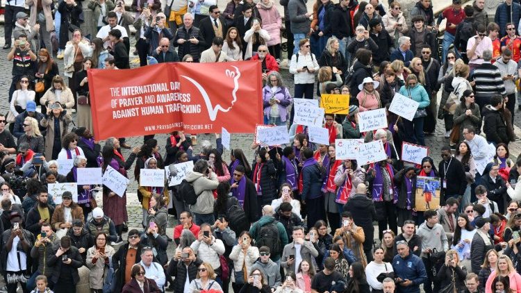 Fedeli all'Angeius del Papa di questa domenica