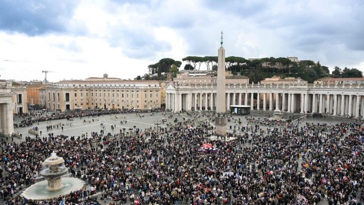 Piazza San Pietro con i fedeli venuti pe la preghiera dell'Angelus