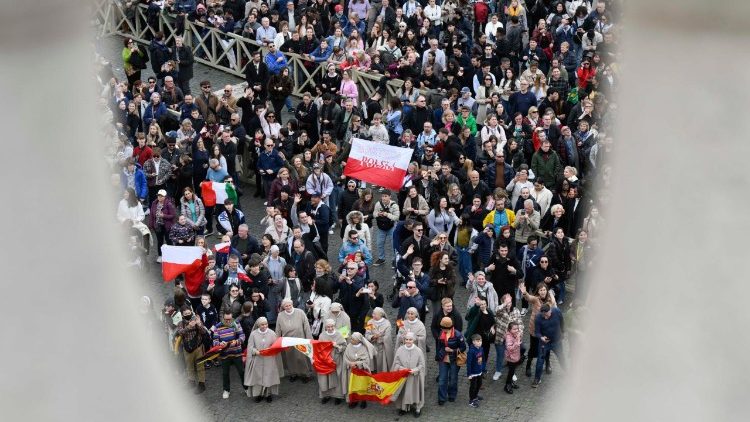 Waamini katika Uwanja wa Mtakatifu Petro