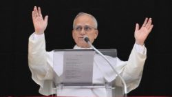 Papež Leon XIV. je z okna apostolske palače na Trgu sv. Petra vodil opoldansko molitev Angel Gospodov.