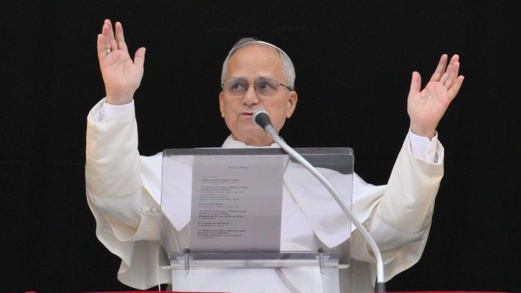 Papež Leon XIV. je z okna apostolske palače na Trgu sv. Petra vodil opoldansko molitev Angel Gospodov.