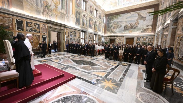 Papa Le&oacute;n XIV con dirigentes y al personal de la Florer&iacute;a y de la Oficina de Edilicia del Vaticano 