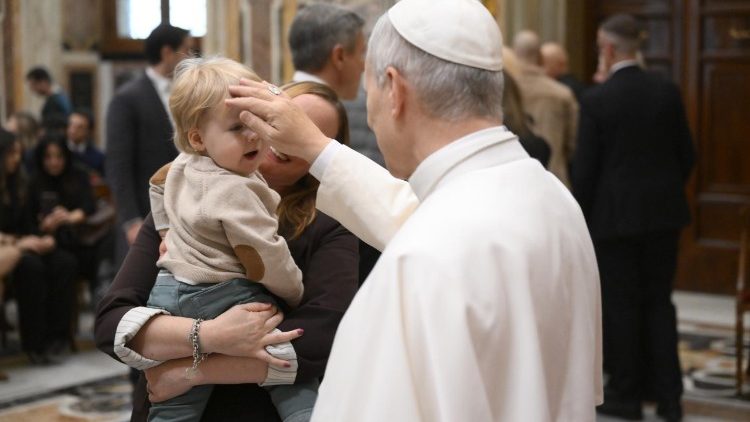 Papa Leone XIV benedice un bambino
