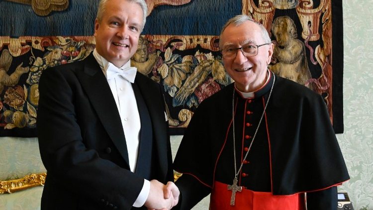 H&auml;ndedruck mit dem Kardinalstaatssekret&auml;r