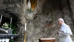 Popiežius Lurdo grotoje Vatikano soduose uždegė žvakę