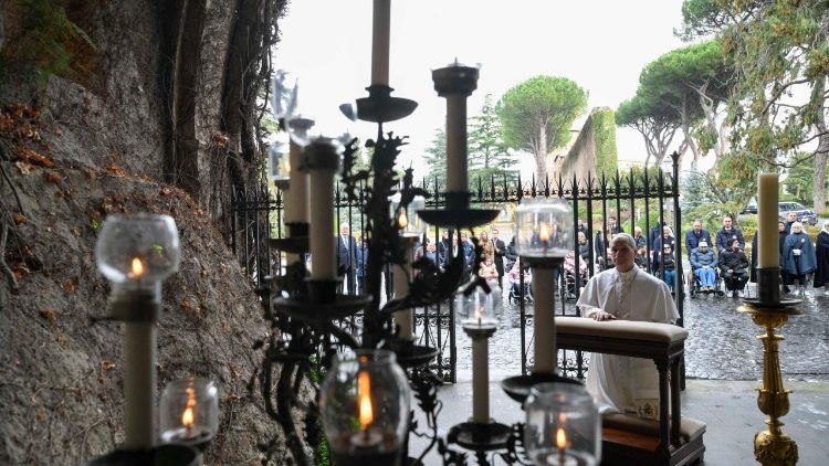 Tata Mosantu na Losambo liboso lya Mobenga ya Lurde, na lob&agrave;l&agrave; lya Vatikan