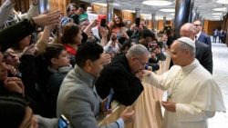 Pave Leo XIV hilser på de troende før onsdagens generalaudiens.