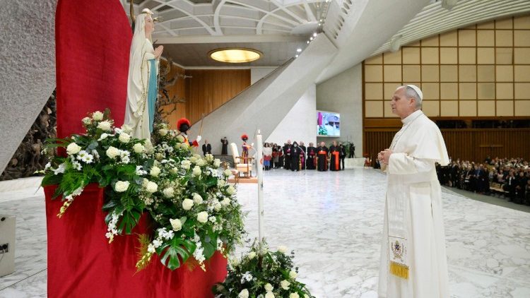 ルルドの聖母像の前で祈る教皇レオ14世　2026年2月11日　バチカン・パウロ6世ホール