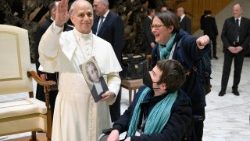 El Papa con los fieles al final de la audiencia general