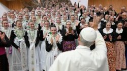 Påve Leo XIV möter pilgrimer vid den allmänna audiensen i Paulus VI:s audienshall 