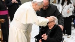 ലിയോ പതിനാലാമൻ പാപ്പാ രോഗിയായ ഒരു വ്യക്തിക്കുവേണ്ടി പ്രാർത്ഥിക്കുന്നു. പൊതുകൂടിക്കാഴ്ചാസമ്മേളനത്തിൽനിന്നുള്ള ഒരു ദൃശ്യം