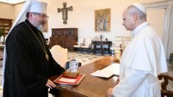 Sevcsuk érsek Leó pápának átadja ajándékát