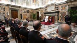 Папата с карабинерите