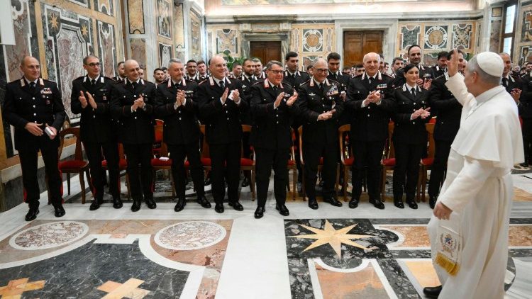 Папата с карабинерите