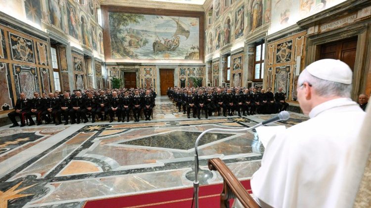 Papa akihutubia vikosi vya Polisi