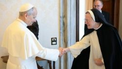 Papst Leo XIV. und Sr. Helen Alford, O.P., Präsidentin der Päpstlichen Akademie der Sozialwissenschaften und im Hintergrund Professor Joachim von Braun, Präsident der Päpstlichen Akademie der Wissenschaften