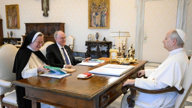 Пантыфік сустрэўся з старшынёй Папскай акадэміі навук Ёахімам фон Браўнам і кіраўніцай Папскай акадэміі сацыяльных навук, брытанскай дамініканкай і эканамістам Хелен Алфард