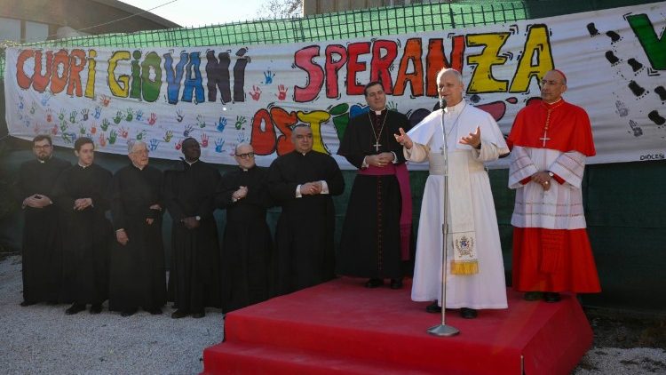 Il saluto ai bambini del Catechismo e giovani di diversi gruppi