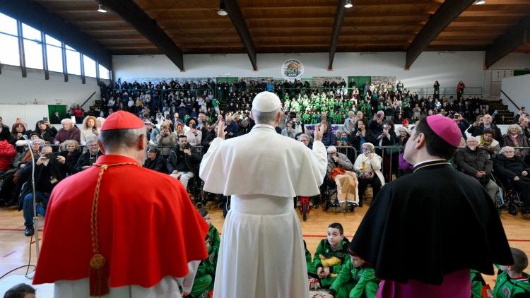 Il Papa parla nella palestra della parrocchia di Santa Maria Regina Pacis