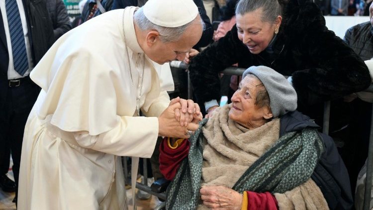 L'abbraccio del Papa ad anziani e malati