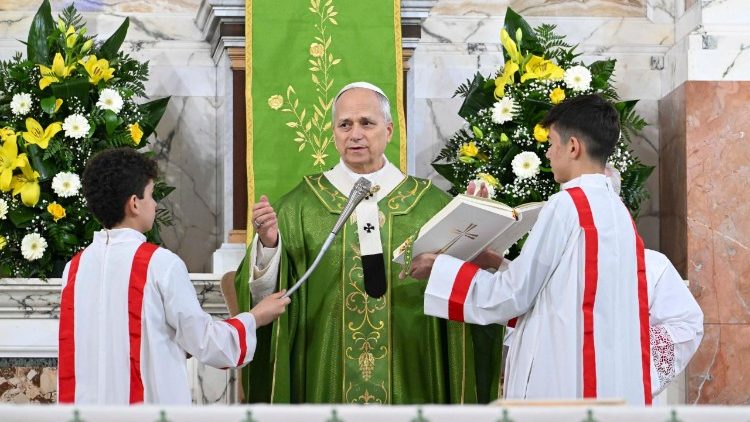 O Papa durante a missa na Paróquia de Nossa Senhora Rainha da Paz, em Óstia Lido