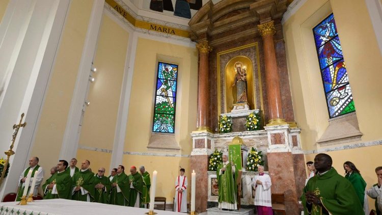 La celebraci&oacute;n de la Misa durante la visita pastoral a la Parroquia &laquo;S. Maria Regina Pacis a Ostia Lido&raquo;