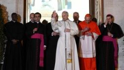 Пантыфік удзяляе благаслаўленне жыхарам Остыі перад ад’ездам у Ватыкан