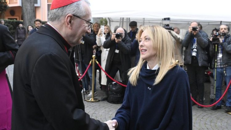 Kardinali Pietro Parolin me Kryeministren italiane Giorgia Meloni në ceremoninë për përvjetorin e Pakteve Laterane në Palazzo Borromeo (@VATICAN MEDIA)