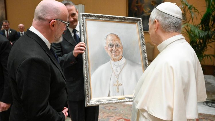  El Papa Le&oacute;n XIV recibe como regalo un retrato suyo de la Asociaci&oacute;n Pro Petri Sede