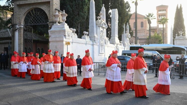 Proces&iacute; z kostela sv. Anselma do baziliky sv. Sabiny