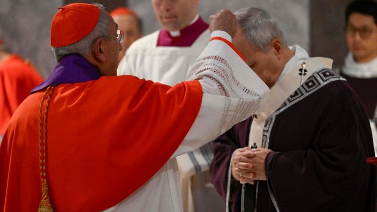  Leon XIV uczestniczący w obrzędzie posypania głowy popiołem