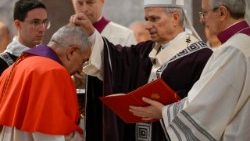 Il Papa impone le ceneri sul capo del cardinal De Donatis, penitenziere maggiore