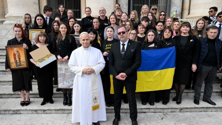 O encontro com o Papa na Pra&ccedil;a S&atilde;o Pedro ao final da Audi&ecirc;ncia Geral