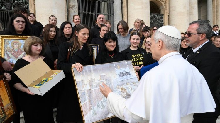Le&atilde;o XIV ao receber a delega&ccedil;&atilde;o ucraniana ao final da Audi&ecirc;ncia Geral na Pra&ccedil;a S&atilde;o Pedro