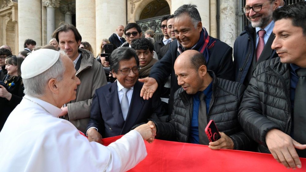 El Papa saluda a miembros de la Universidad Católica Santo Toribio de Mogrovejo