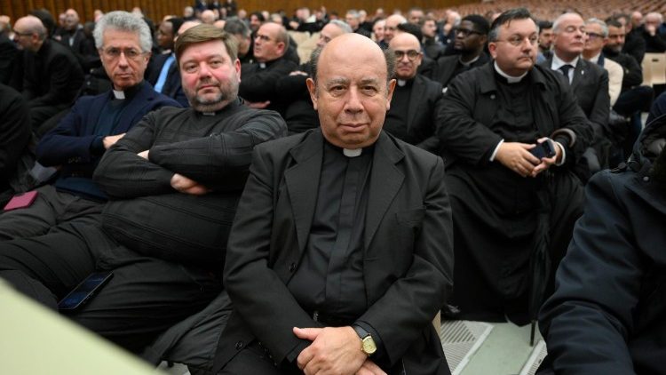 Makleri wa Roma wakimsikiliza kwa makini Papa Leo XIV