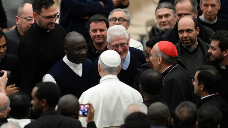 STarszym i młodszym kapłanom Leon XIV podał przykład grup księży regularnie, wsp&oacute;lnie studiujących 