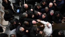 Le Pape avec les prêtres du diocèse de Rome dans la salle Paul VI, jeudi 19 février 2026.